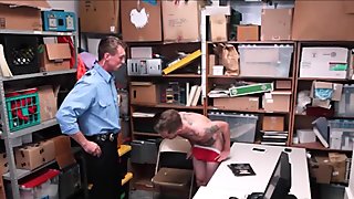 Berambut perang straight laki belasan tahun shoplifter with tattoos fucked by lelaki homoseksual security guard